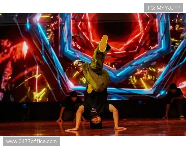 南京街舞队在世界街舞大赛中的团队协作表现精彩纷呈引人注目