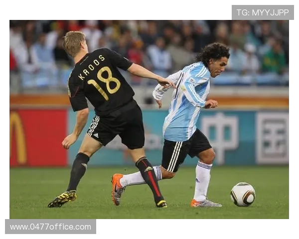 弗伦茨与萨迪纳摩的激烈对决揭示足球战术的博弈与魅力